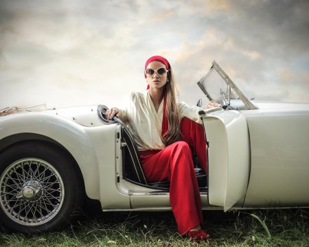 Девушка в кабриолете