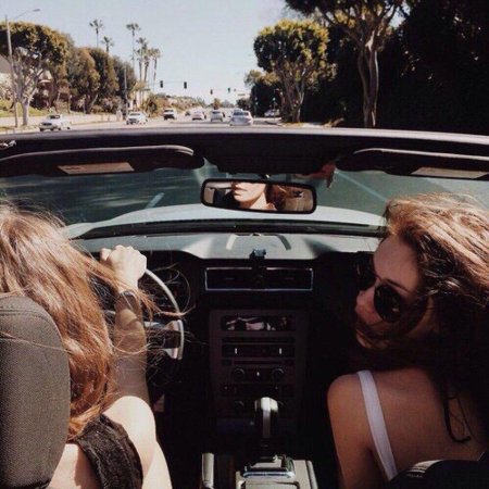 Девушка в кабриолете