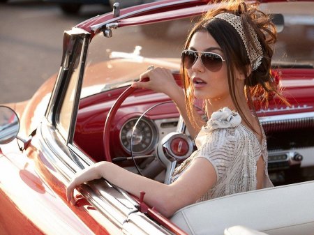 Девушка в кабриолете