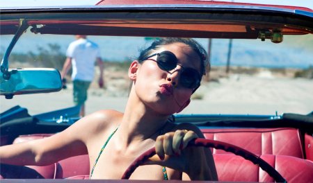 Девушка в кабриолете