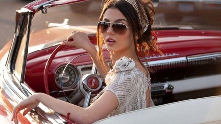 Виктория джастис в машине