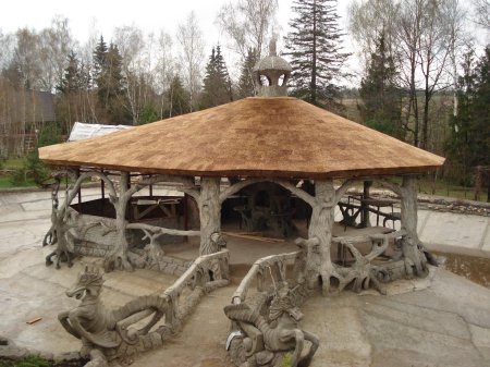 Беседка с камышовой крышей