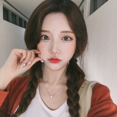 Красивая корейская девушка