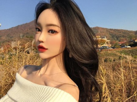 Красивая азиатская девушка