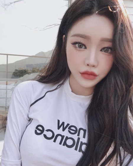 Красивая девушка кореянка