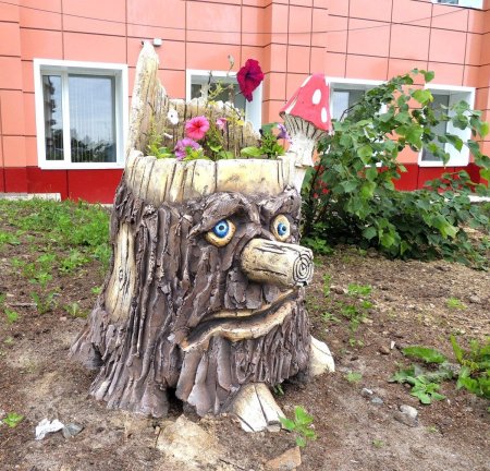 Клумба из пня