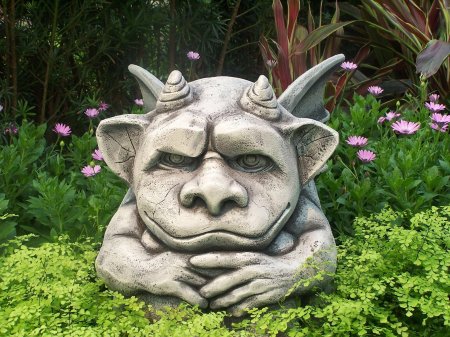 Статуя гаргульи в саду