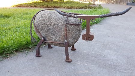 Садовая скульптура из камня и металла