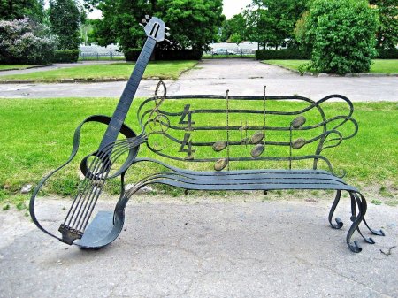 Музыкальная скамейка в пскове