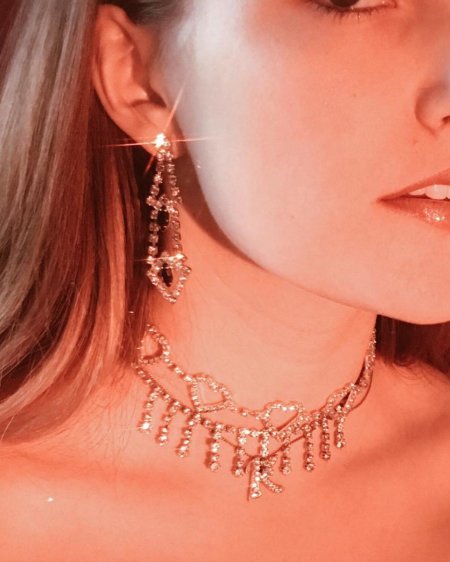 Девушки с блестящими аксессуарами