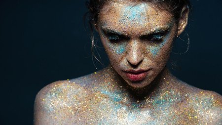 Девушка в блестках