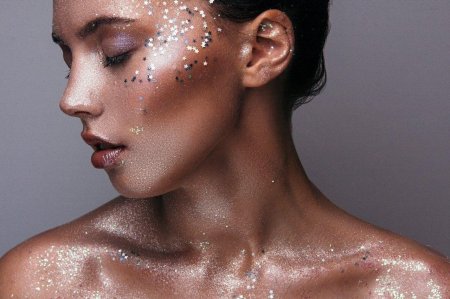 Девушка в блестках на лице