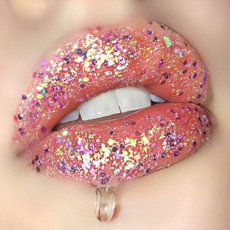 Губы с блеском