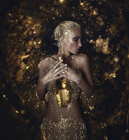 Девушка в золоте