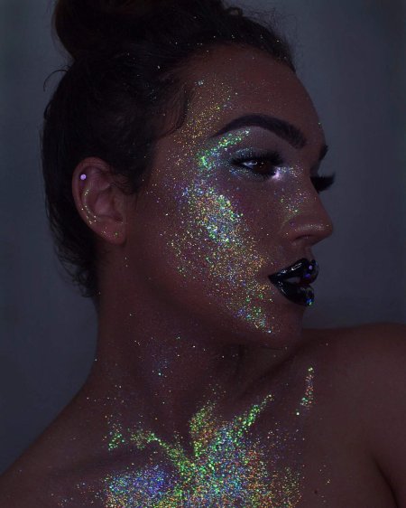 Блестки на лице