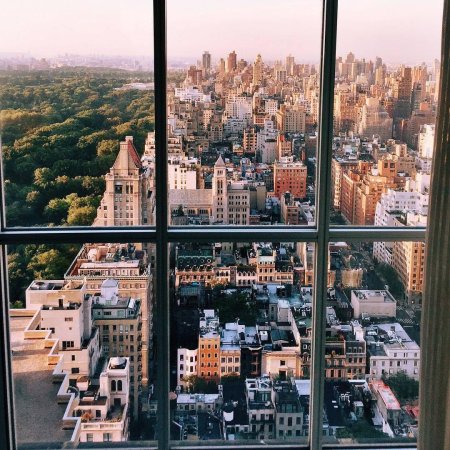 Красивый вид из окна на город