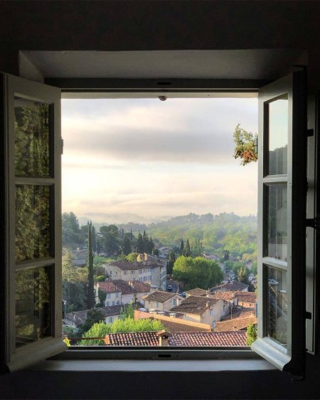 Окно с красивым видом