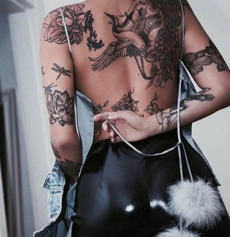 Женщина с татуировками