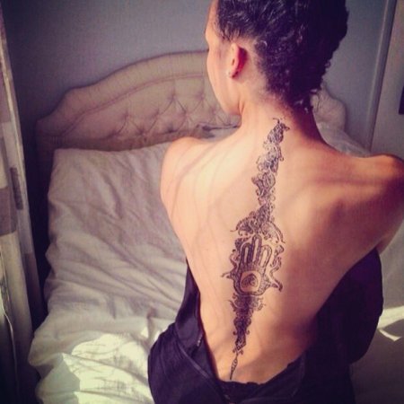 На спине тату