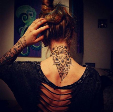 Женские татуировки на шее