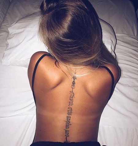 Тату на спине для девушек надписи