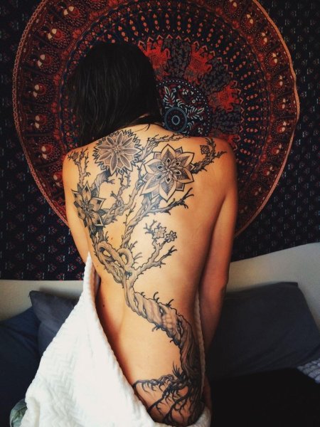Красивые татуировки для девушек на спине