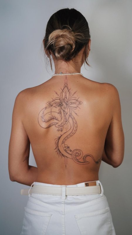 Женская тату на спине