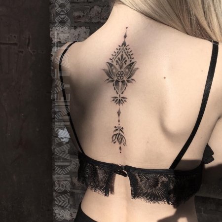 Тату на спине для девушек