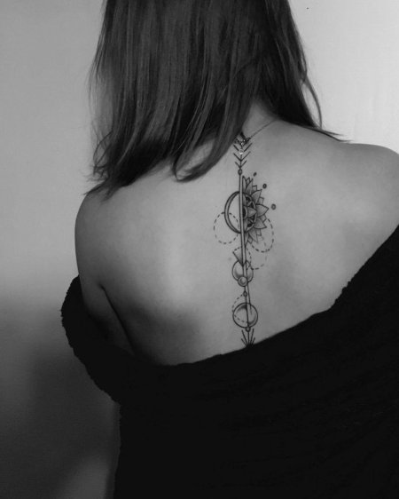 Женская тату на спине
