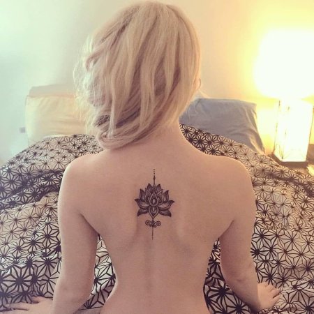 Тату на спине для девушек