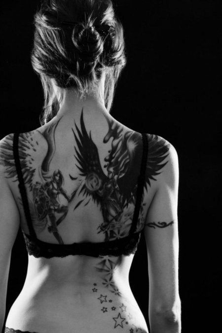 Татуировка на спине девушки