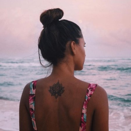 Татуировка лотос на спине