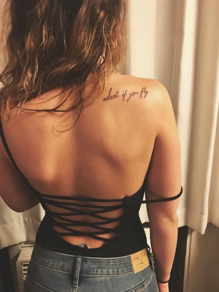 Тату на спине для девушек надписи
