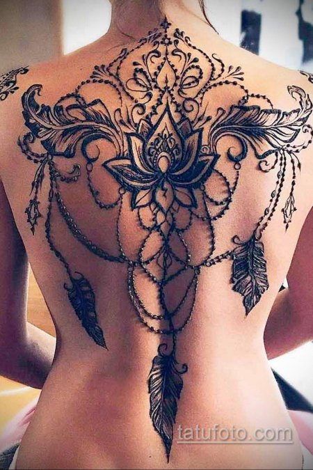 Тату на спине женская