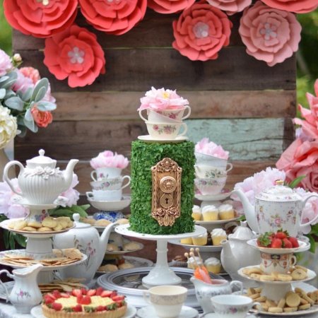 Алиса в стране чудес чаепитие фотозона