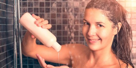 В душе девушка