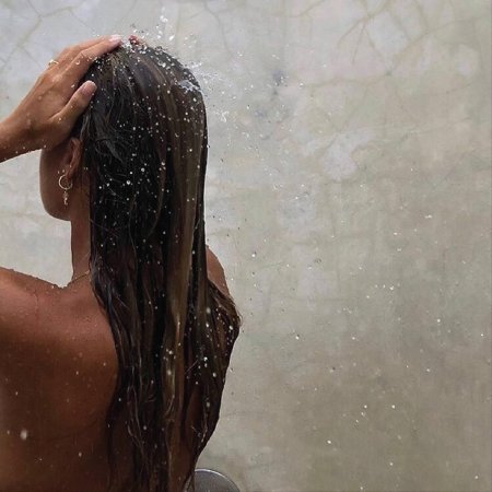 Девушка под душем