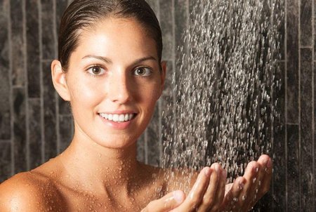 Девушка в душевой