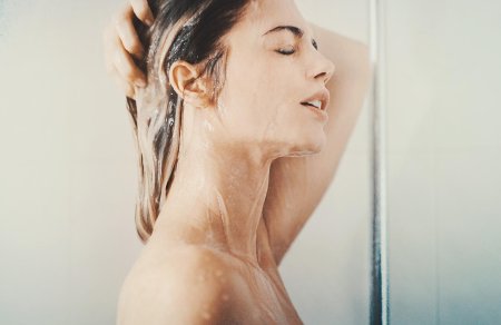 Реклама женщина в душе