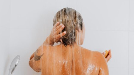 Девочка под душем