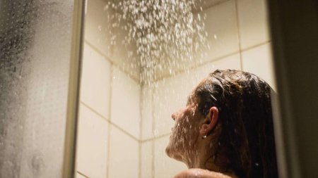 Девушка в душ