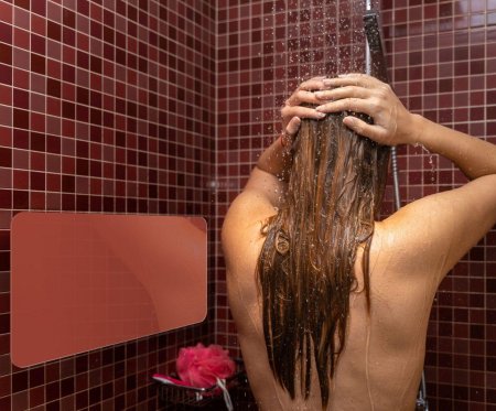 Девушки моются в душевой