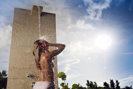 Девушка в летнем душе