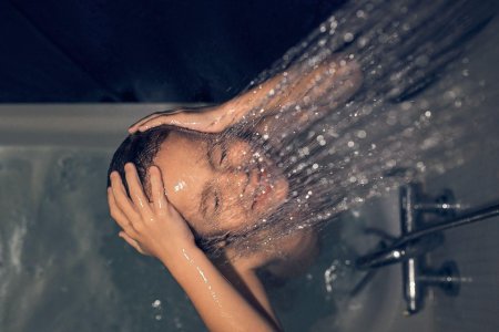 Девочка в душе