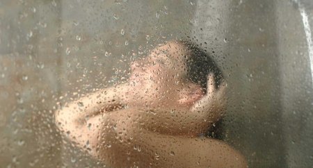 Моется в душе