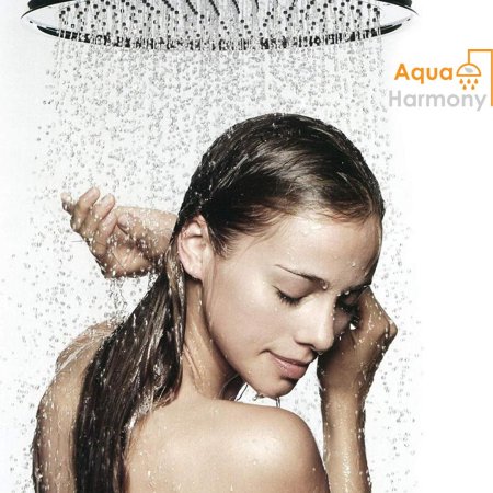 Красивая девушка под душем