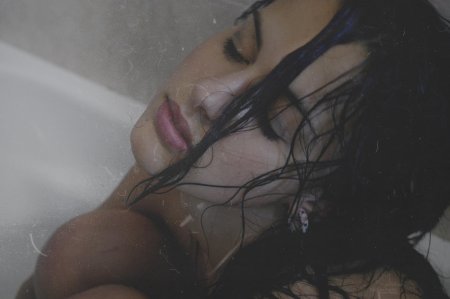 Девушка брюнетка в душе