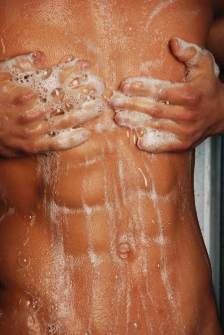 Торс мужчины в душе