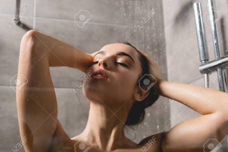 Женщина принимает душ