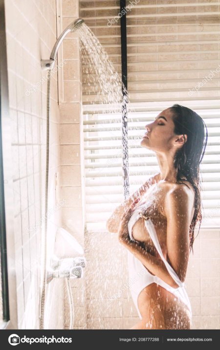 Красивые девушки в душевой кабине